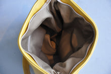 Load image into Gallery viewer, Megan bag With a twist (Mustard)